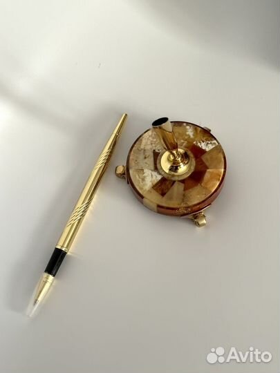 Ручка новая на подставке из янтаря
