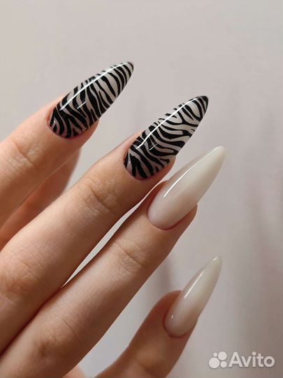 Модель на маникюр, покрытие гель лак