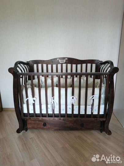 Детская кроватка с поперечным маятником