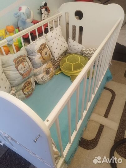 Детская кроватка с маятником и ящиком