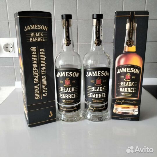 Графин, бутылка из под виски с коробками