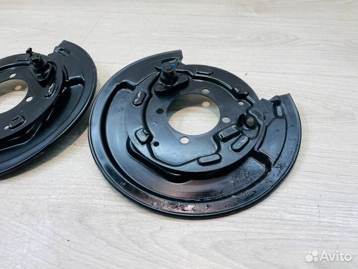 Щиты опорные задние пара Toyota Avensis 250