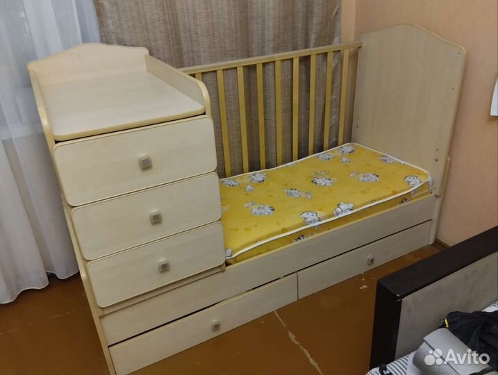 Детская кровать с пеленальным столиком