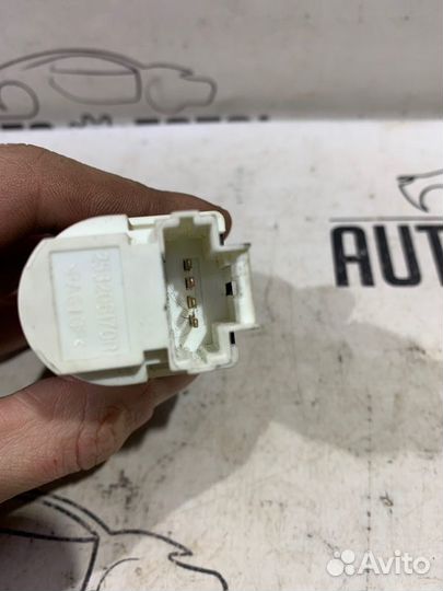 Датчик включения стоп сигнала Nissan Terrano D10