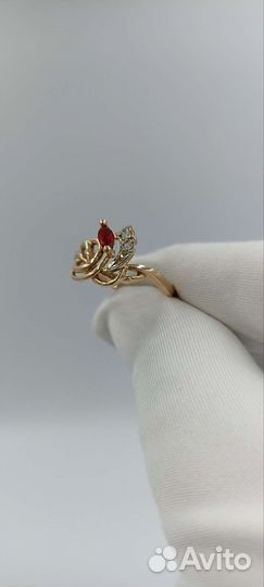 Золотое кольцо с фианитом и гранатом