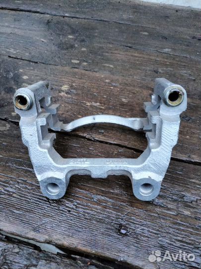 Скоба суппорта задняя Фольксваген Тигуан