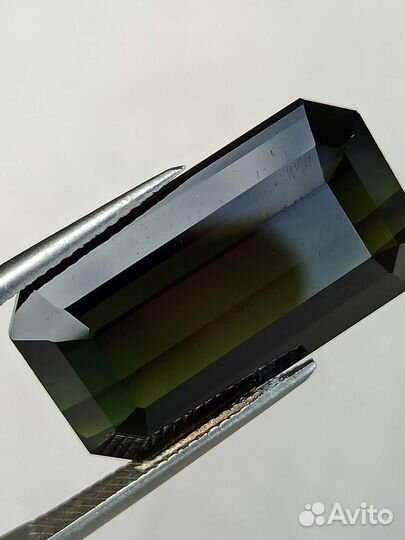 Тёмно-зелёный турмалин