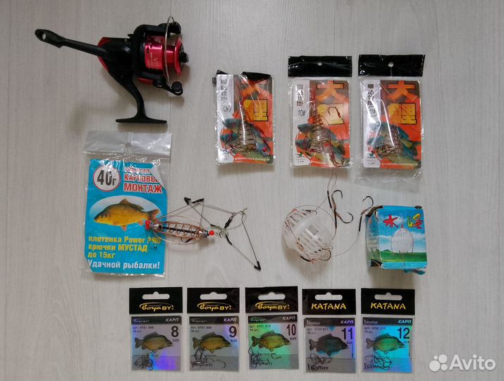 Катушка + кормушки для рыбалки+ крючки