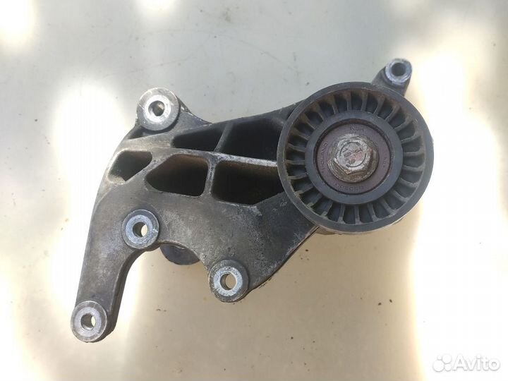 Кронштейн крепления насос гур Митсубиси ланцер 10