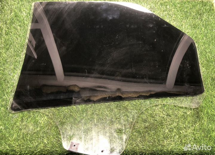 Стекло задней правой двери Renault Logan