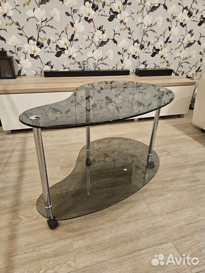 Журнальный столик на колесах стекло