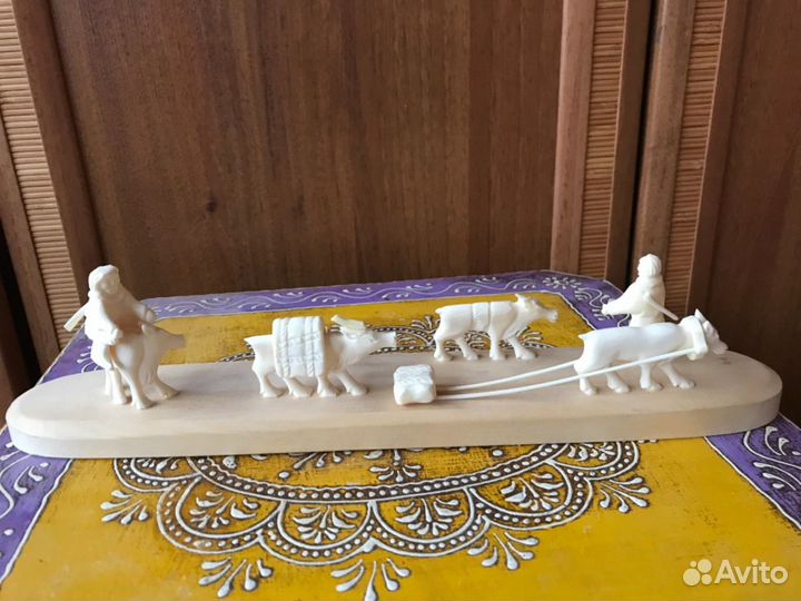 Композиция из бивня. Ручная работа народа севера