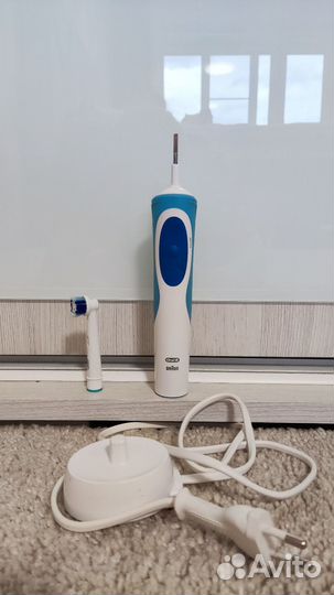 Электрическая зубная щетка oral b