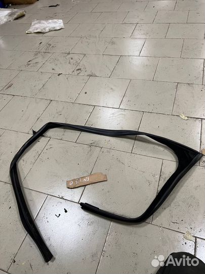 Уплотнитель стекла передний правый / левый i-pace