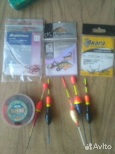 Поплавки и крючки для рыбалки