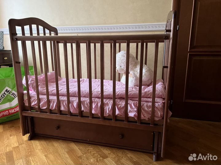 Детская кроватка с маятником и ящиком