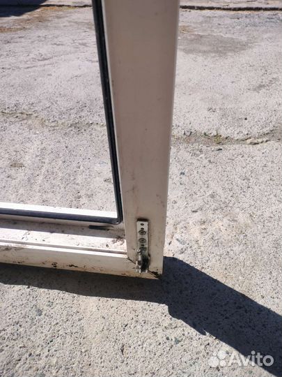Оконная рама пластиковая с дверью