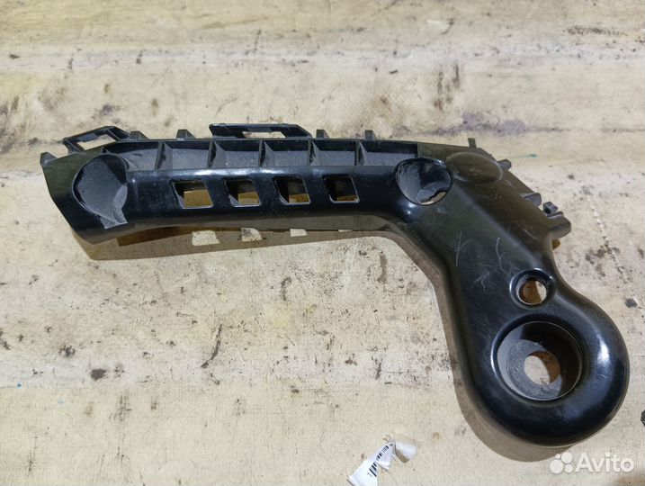 Направляющая переднего бампера Toyota Corolla E21