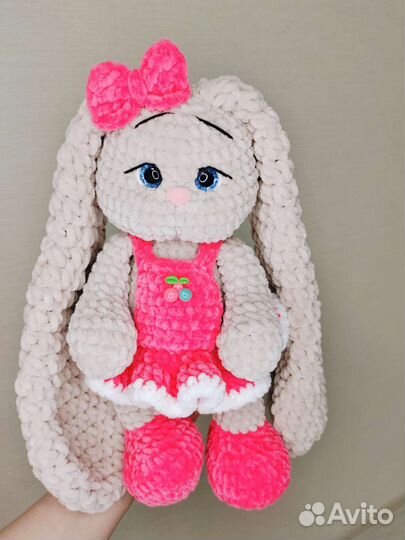 Плюшевый заяц вязаный