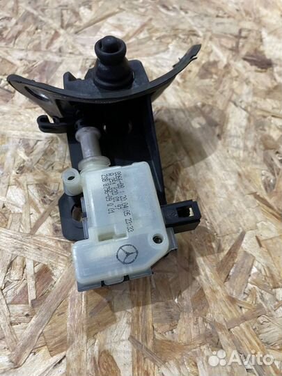 Замок лючка бензобака Мерседес w219