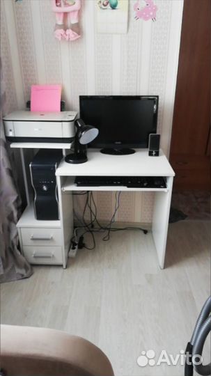 Компьютерный стол белый
