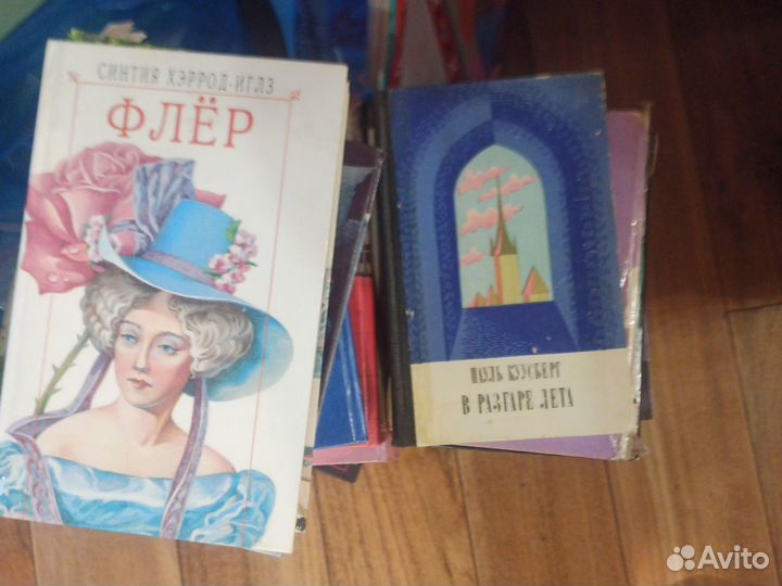 Книги романы много