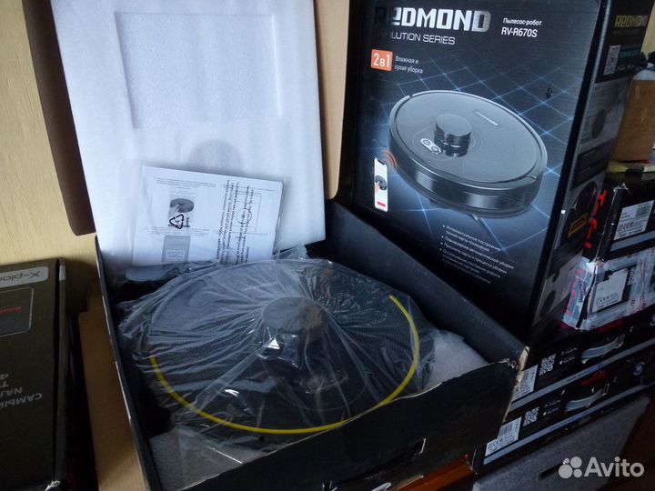 Робот пылесос Redmond RV-R670S