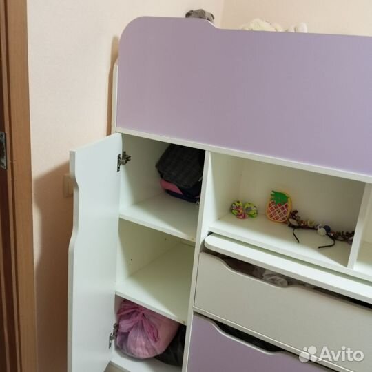 Детская кровать чердак со столом и шкафчиками