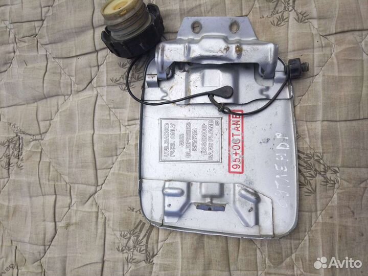 Лючок бензобака Митсубиси аутлендер