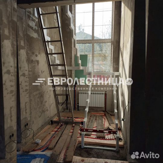 Лестница в дом на металлическом каркасе