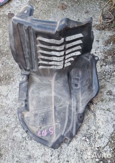 Подкрылок правый передний