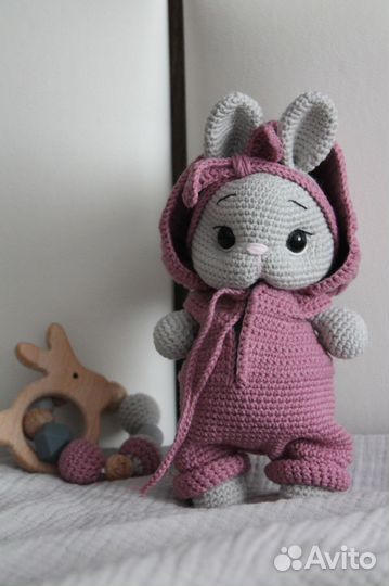Вязаная игрушка зайка в комбинезоне