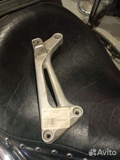 Кронштейн задней подножки правый Honda VTR1000F