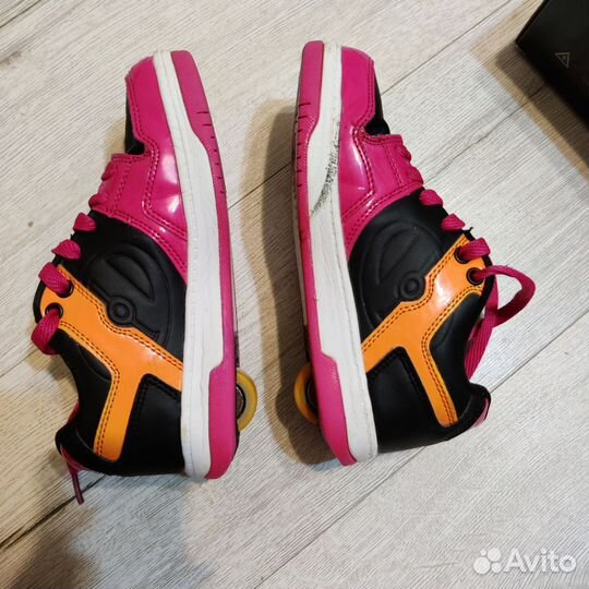 Кроссовки на роликах heelys