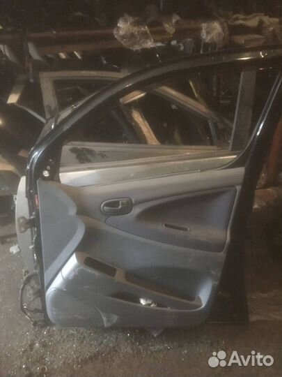 Дверь Daihatsu YRV