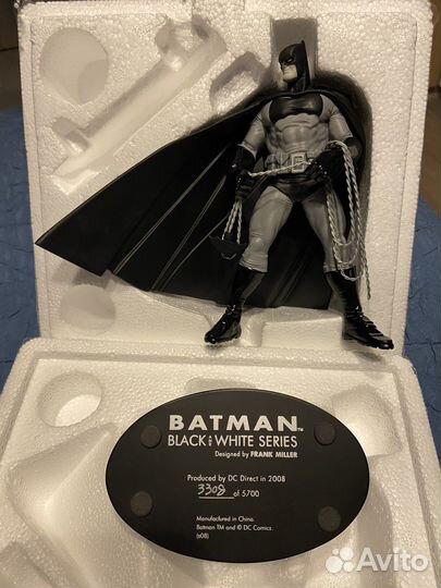 Статуя batman black AND white series Frank Miller