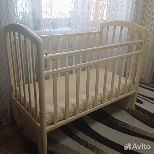 Детская кроватка с продольным маятником