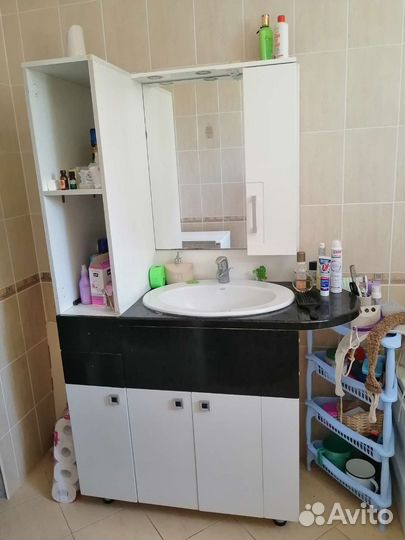 Шкаф с мойкой, зеркалом и краном