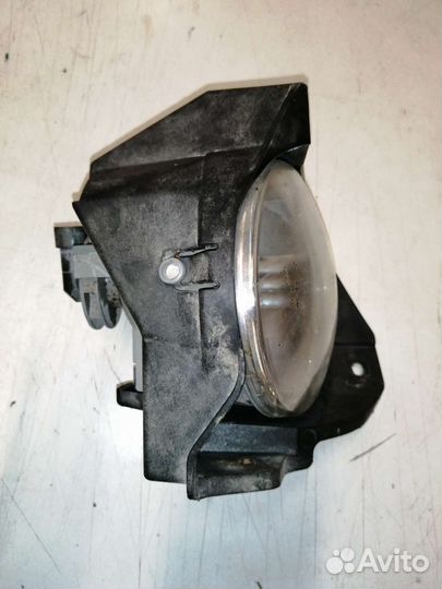 Противотуманная фара левая Toyota Hilux