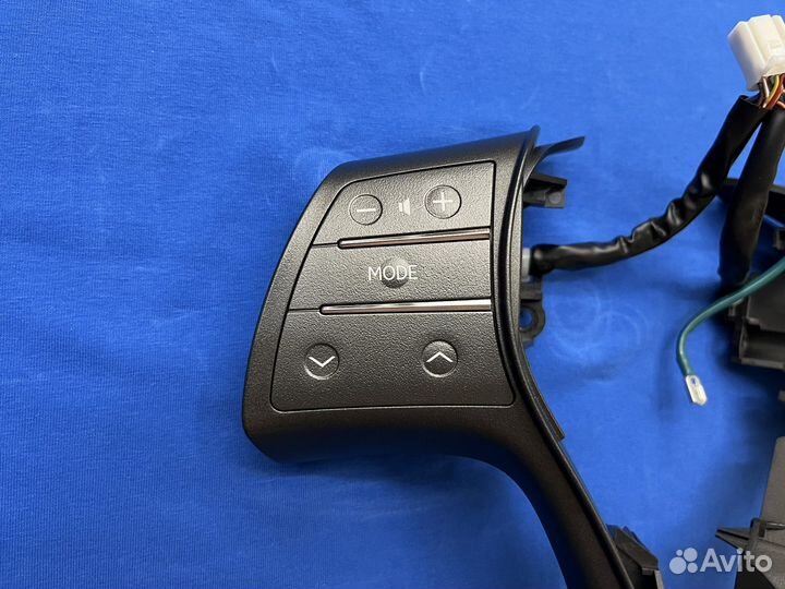 Кнопки мультимедиа руля Lexus HS250h