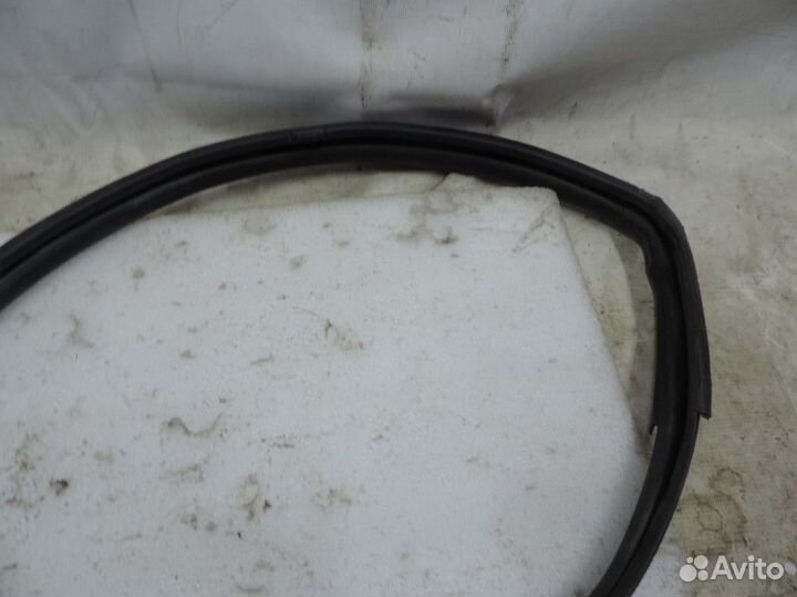 Уплотнитель стекла передний правый Nissan March 20