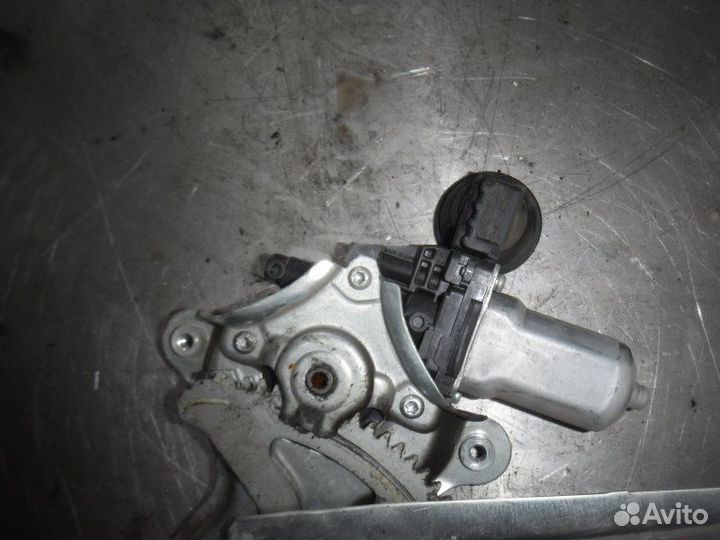 Стеклоподъемник задний правый Toyota Corolla 151