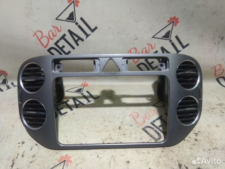 Рамка магнитолы Volkswagen Tiguan 5N cawa 2008