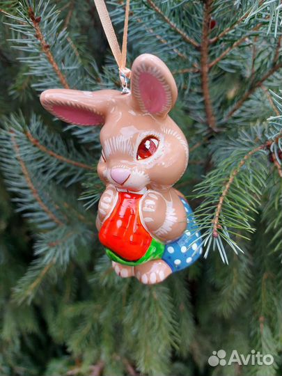 Елочная игрушка из фарфора Кролик с морковкой