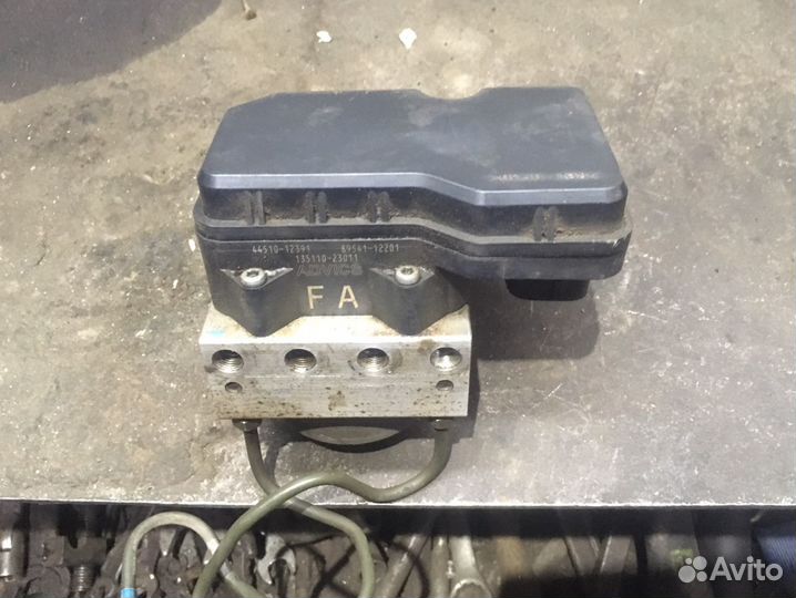 Блок abs toyota corolla e150