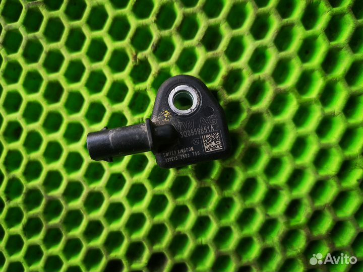 Датчик удара на VW Passat B8 2015-2019