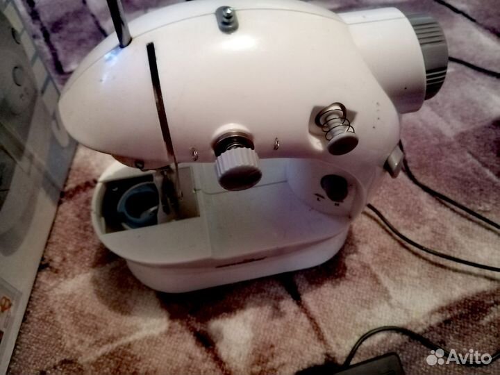 Миниатюрная швейная машинка