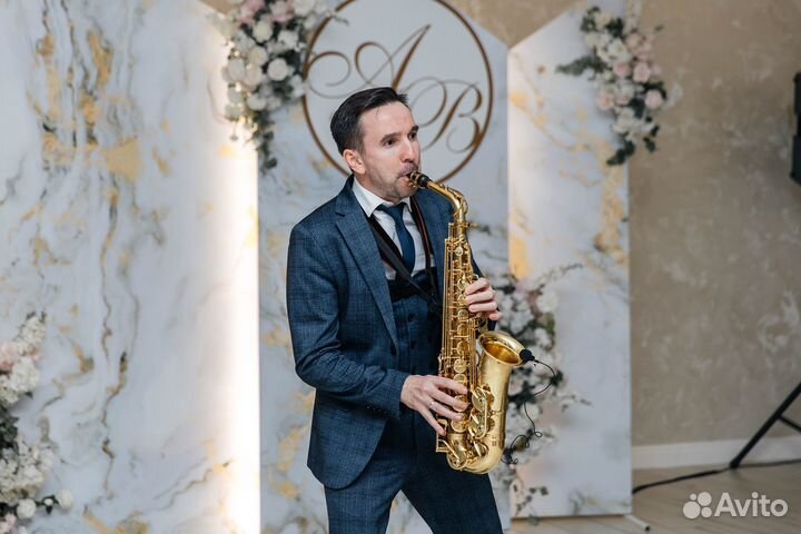 Саксофонист на 8 марта
