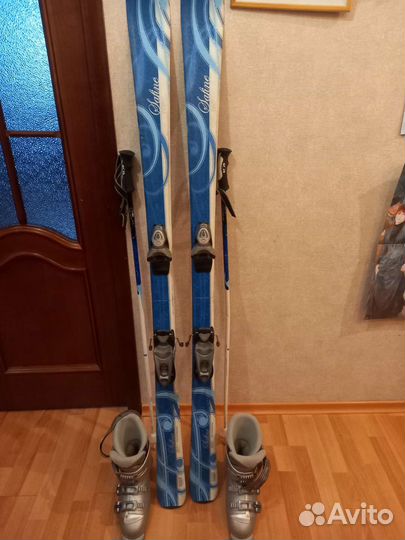 Комплект горных лыж женский
