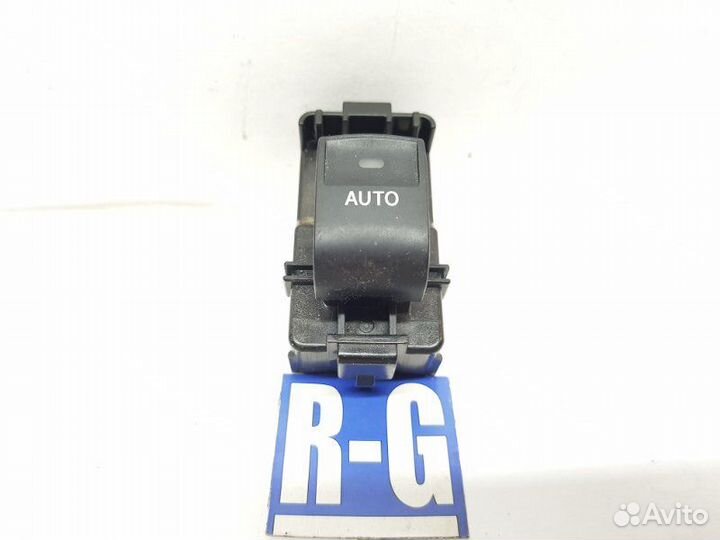 Кнопка стеклоподъемника задняя правая Toyota Auris